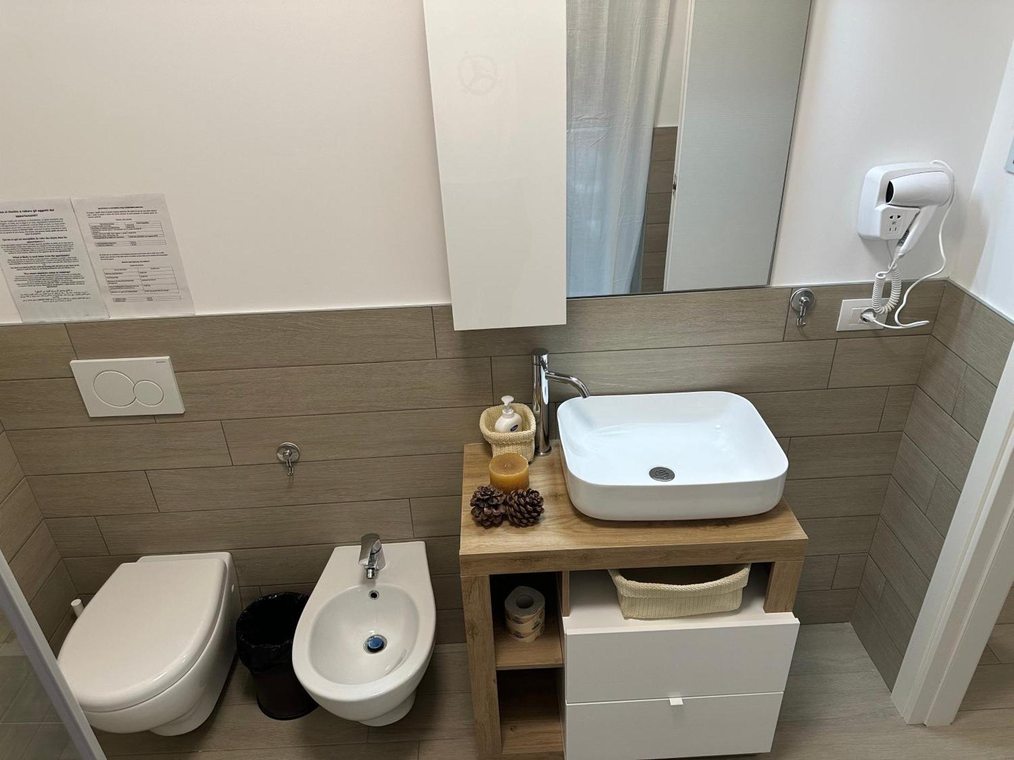 Casa Ideale Tim Appartmanti Moderni Vicina Al Centro Lecco Exteriör bild