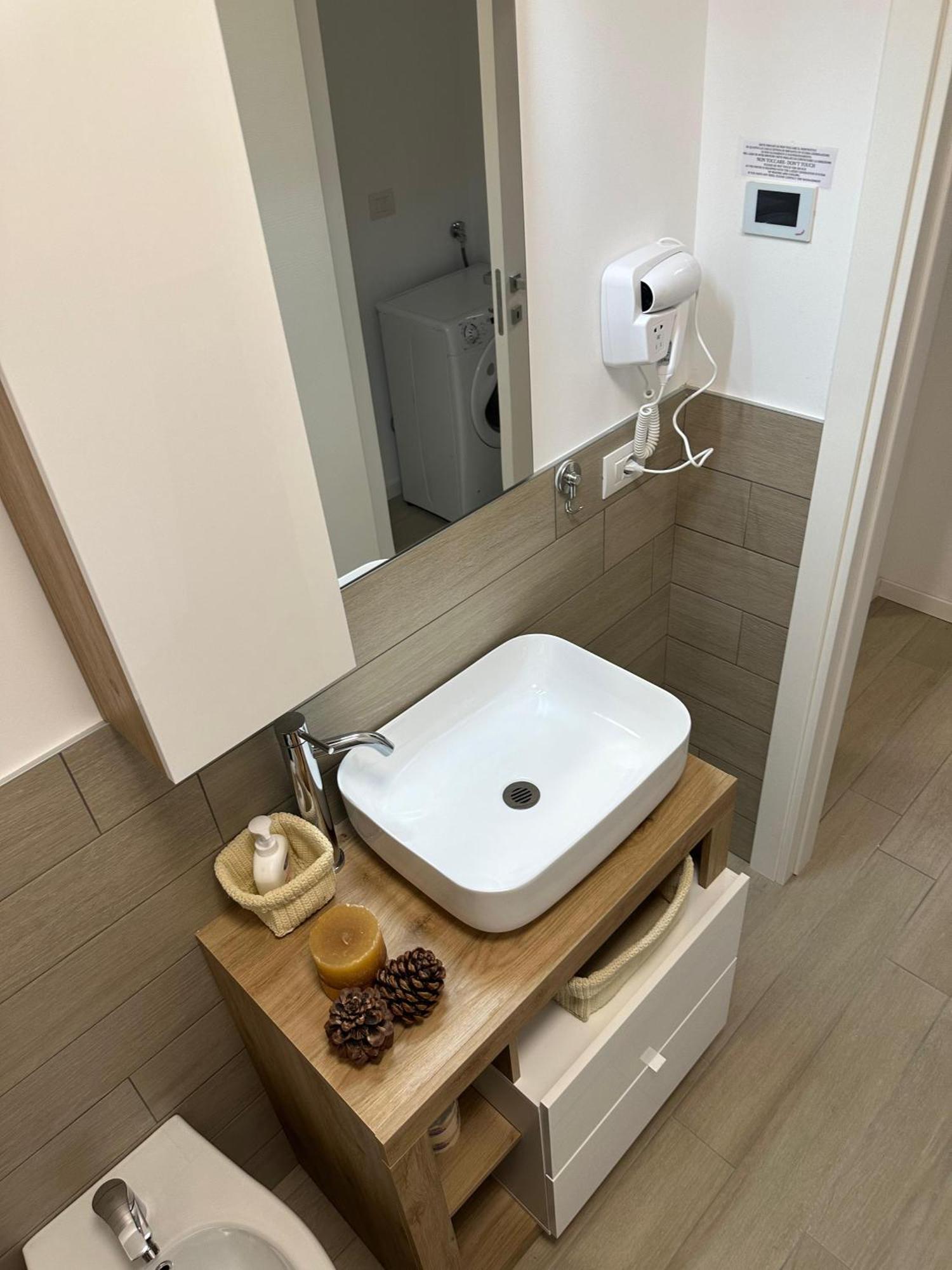 Casa Ideale Tim Appartmanti Moderni Vicina Al Centro Lecco Exteriör bild